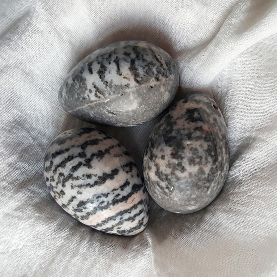 Kamenné vajíčko s otvorem Yoni Spirit jaspis zebra (YOS19)